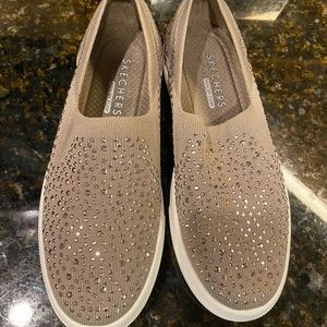 Women’s Skechers slip-ons NWOT
